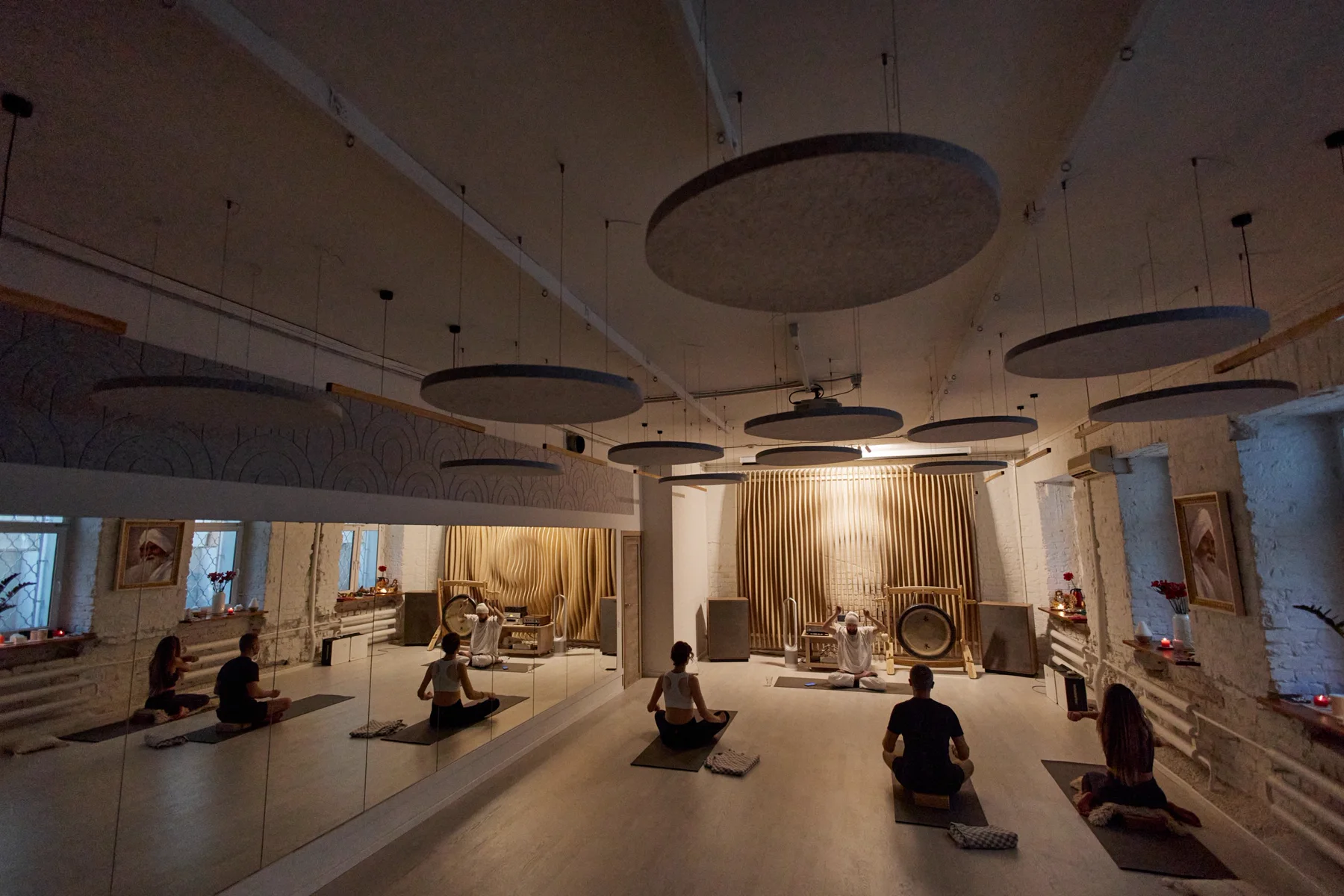 Зал WhiteYoga Патрики для практики Кундалини Йоги